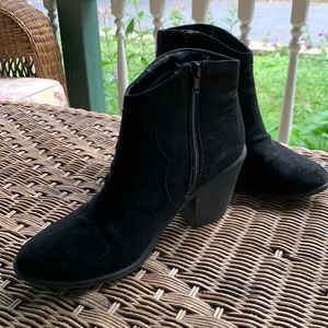 Suede ankle boot western style